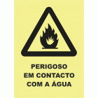 PERIGO EM CONTACTO COM A &Aacute;GUA