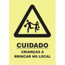 CUIDADO CRIAN&Ccedil;AS A BRINCAR NO LOCAL
